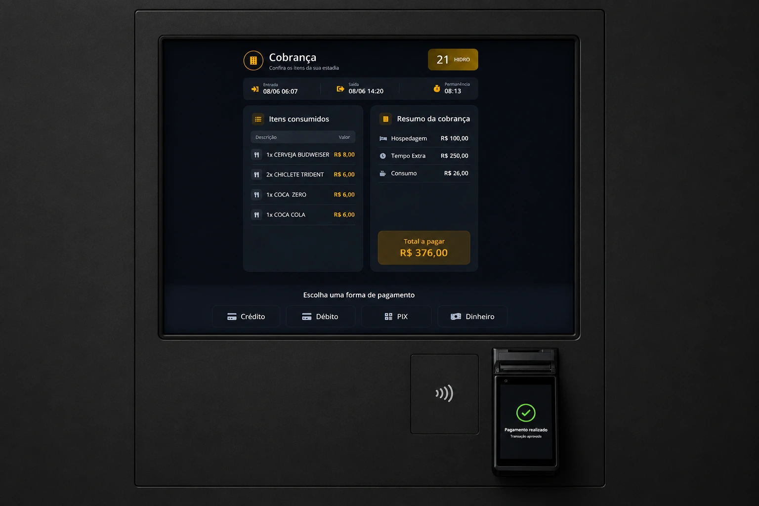 Totem de selfcheckout do Motel+ com o resumo da cobrança, as formas de pagamento e a maquininha exibindo a transação aprovada